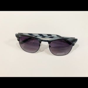 🌸New🌸Guess Plastic Sunglass